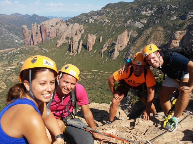  Groupe de ferrata par une journée ensoleillée 